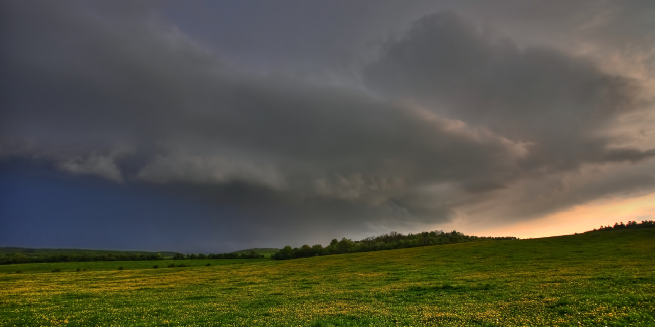 Bouřková oblačnost a podvečení shelfcloud 26. 4. 2011