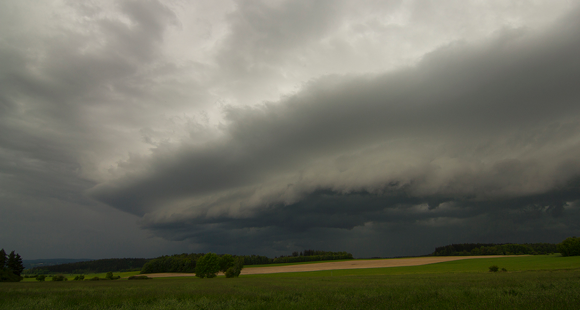 Bouře s výrazným shelf cloudem 19. 5. 2013