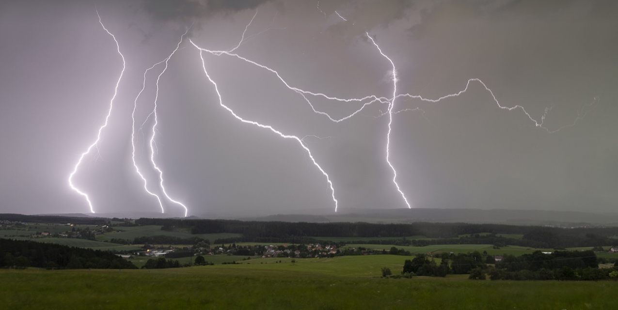 Bouřky na SV a J Čech 15. 6. 2019